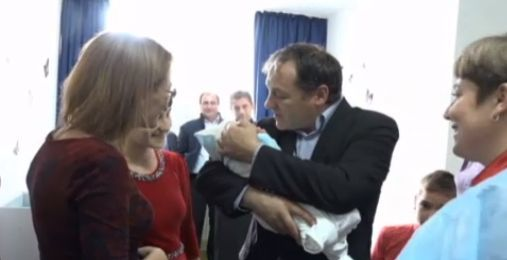 Povestea emoţionantă a bebeluşului aruncat într-un sac pe malul apei şi botezat în spital! Cine sunt naşii micuţului