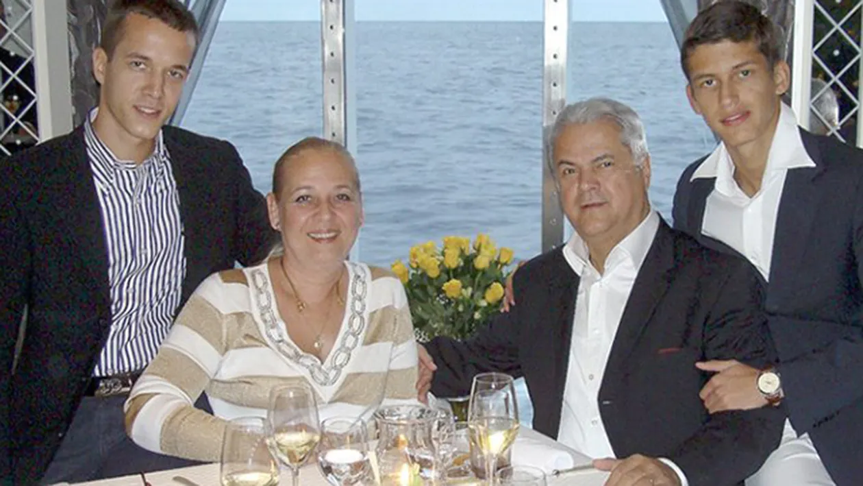 Prima poza de familie cu Adrian Nastase, in curtea proprietatii de la Cornu! DETALIUL STANJENITOR care le-a scapat tuturor