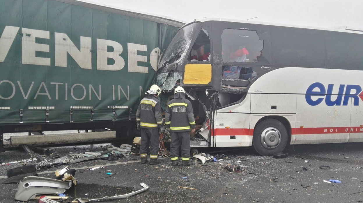 Imagine de la locul accidentului de la Nădlac, unde cel puţin 4 persoane şi-au pierdut viaţa şi 10 au fost rănite, după ce un autocar a intrat în coliziune cu mai multe autoturisme