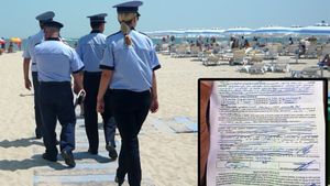 Cu câți lei a fost amendat un turist de polițiști, pentru că a băut o bere pe o stradă din Vama Veche: "Nu aveți voie să consumați"