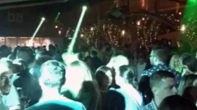 Avem IMAGINILE FABULOASE! Ce-au făcut cele mai frumoase femei din Bucureşti şi nişte milionari excentrici la Nuba! Nici măcar DELIA nu a mai rezistat şi… | VIDEO EXCLUSIV