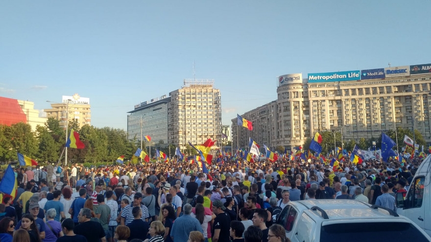 Mitingul diasporei! Protestatar identificat la mitingul de sâmbătă cu un cuțit, dus la secție de jandarmi