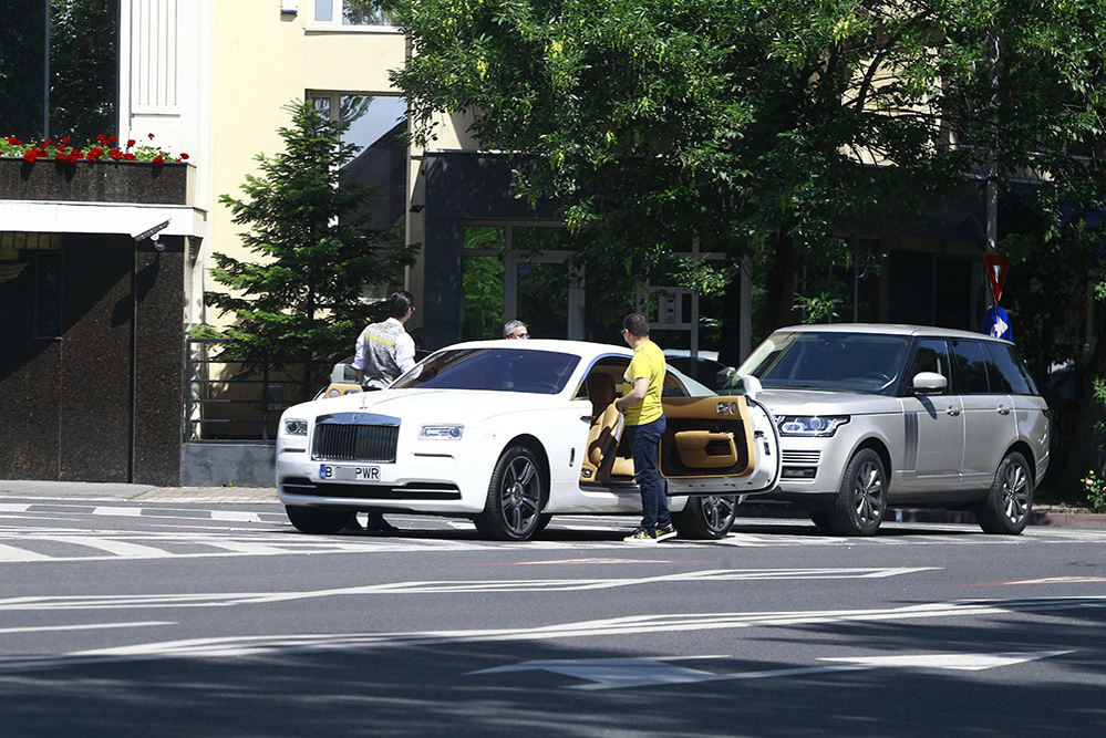 Joshua Castellano şi Edy Power au blocat strada lui Iohannis ca să stea la taclale