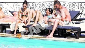 Cristina Varzaru joaca bine pe extrema si in afara terenului. Are iubit poloist, dar se bronzeaza cu handbalistii