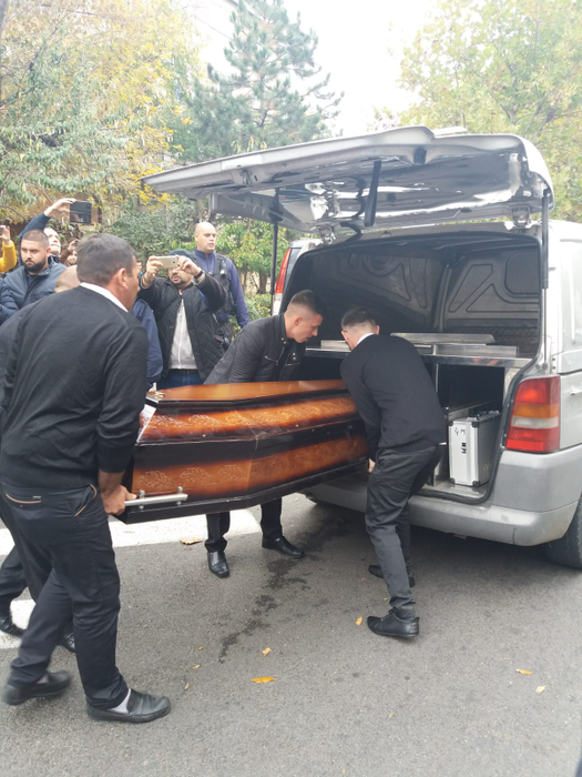 Sicriul cu trupul neînsuflețit al lui Ilie Balaci, scos din bloc! Imagini cutremurătoare de la Craiova