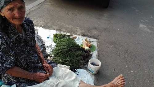 După cazul bătrânei din Obor, care a înlăcrimat o ţară întreagă, o altă bătrânică are nevoie de ajutor! Are o pensie de doar 300 de lei şi stă să-şi vândă recolta în canicula insuportabilă, la 92 de ani!