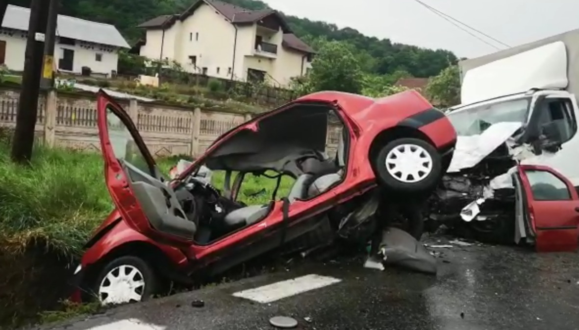 Grav accident în județul Argeș. Două persoane au murit în urma impactului devastator