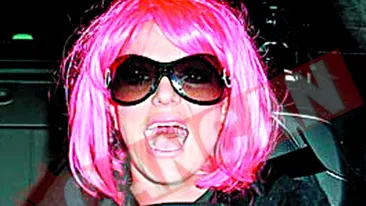 Jamie Lee Curtis si-a pus peruca roz