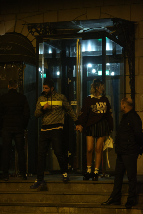 Cătălin Cazacu o ține de mână pe Ramona Olaru (Foto: CANCAN.RO)