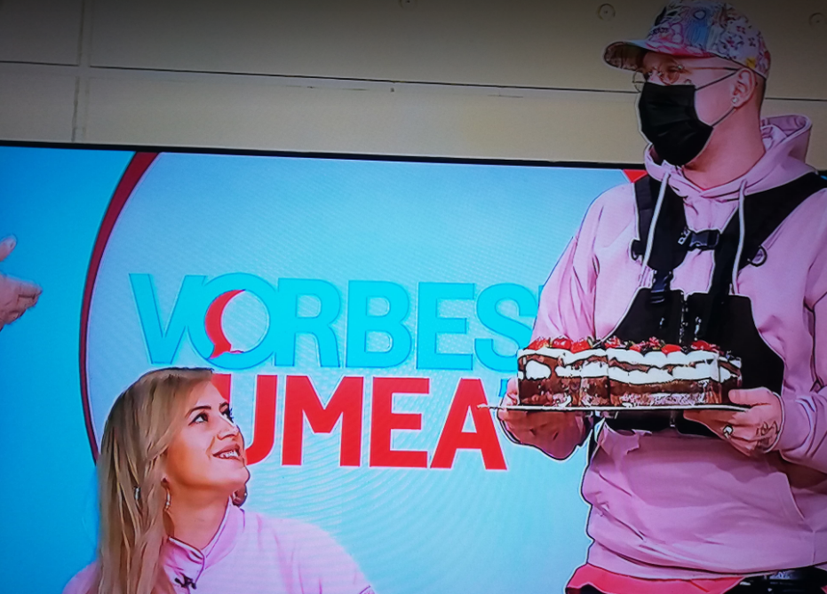 What's Up a primit un tort de ziua lui