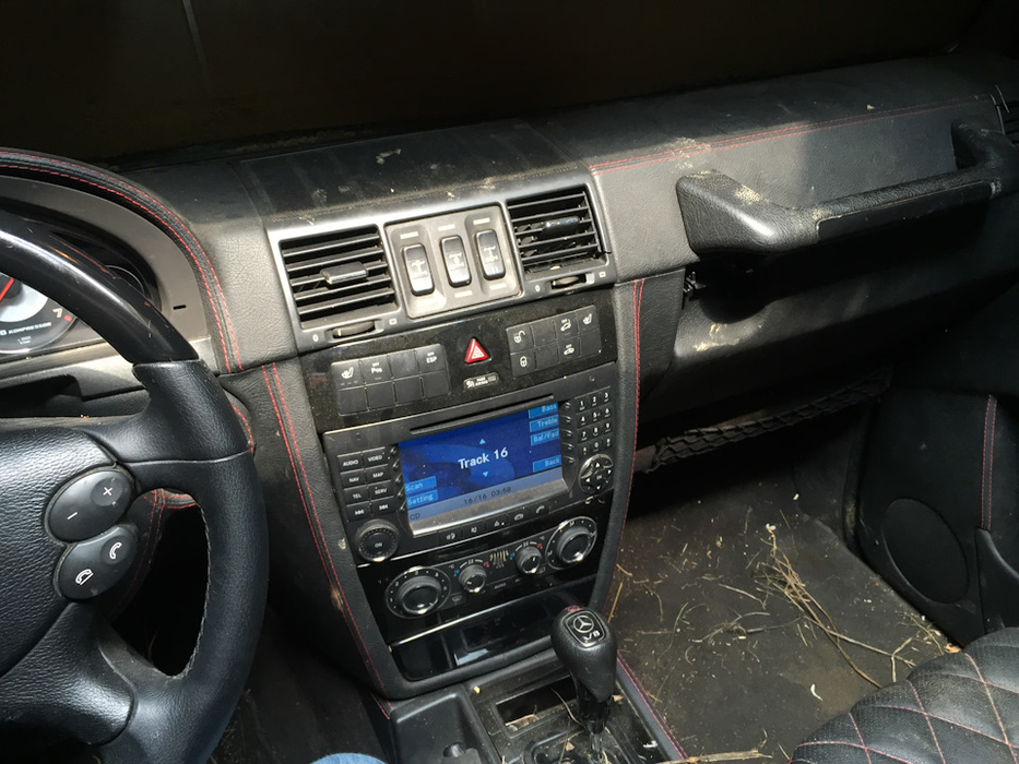 Gestul extrem al unui artist rus! A îngropat un automobil de lux la cinci metri adâncime, iar ce a urmat e halucinant