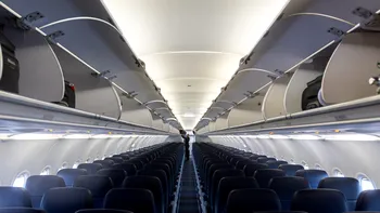 Panică pe aeroportul din Băneasa! Pasagerii Wizz Air au fost evacuați, după ce o flacără a apărut sub avion