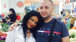Nu e de mirare că LEO s-a împăcat cu ea! Cum arată ANCA DE LA STREHAIA într-o rochie elegantă, cu părul blond şi tuns scurt!