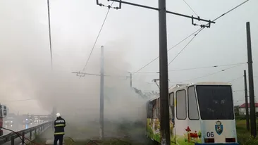 Incident bizar în Craiova! Un tramvai a luat foc după ce a fost lovit de fulger