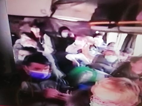 Imagini uluitoare în Vama Nădlac! Cum sunt înghesuiți oamenii într-un autocar care îi duce în carantină: ”Mână criminală!”