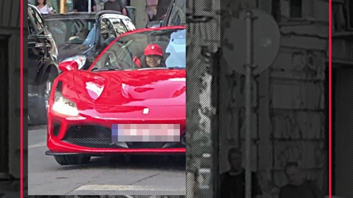 A scos Ferrari-ul la promenadă! Primele imagini cu Inna la volanul bolidului de sute de mii € primit cadou