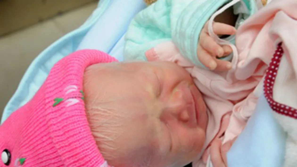 O fata de 13 ani din Bistrita a nascut pe strada fara sa stie ca este gravida