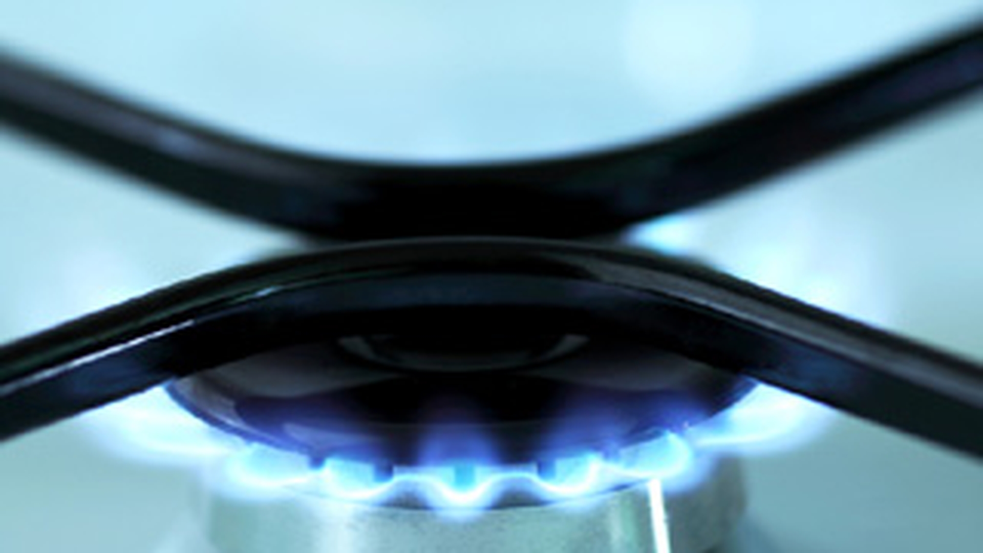 O femeie a luat foc dupa ce a incalzit o oala cu benzina