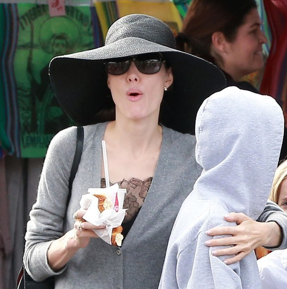 Angelina Jolie e de nerecunoscut! Primele poze cu vedeta, după ce s-a auzit că ar avea doar 35 de kg!