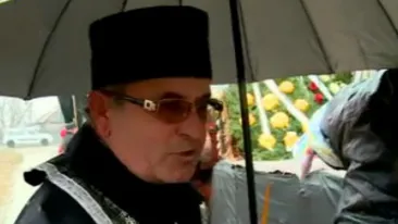 Strigator la cer! Au stat 4 zile cu mortul in casa pentru ca preotul a cerut banii inainte