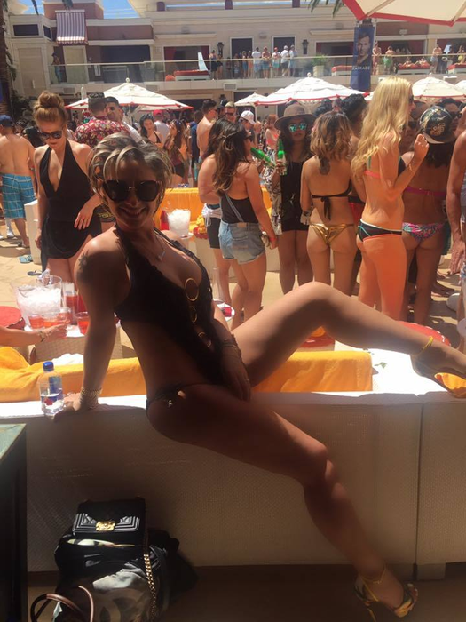 Ce bine arată sexy-impresara în costum de baie! Soţia lui REGHE i-a făcut pe internauţi să exclame „I-a căzut paiul din gură!“ | FOTO