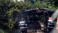 Un autobuz cu 17 călători a luat foc în judeţul Bihor. Pompierii au intervenit de urgenţă