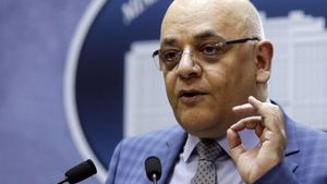 Anunțul făcut de Raed Arafat: ”Coronavirusul nu se ia de pe haine. Trebuie să înțelegeți”
