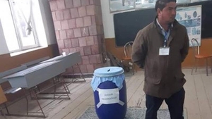 Alegeri prezidenţiale 2019. Într-un sat din Vâlcea voturile se strâng într-un... butoi de murături. Imaginea care a devenit virală pe Internet