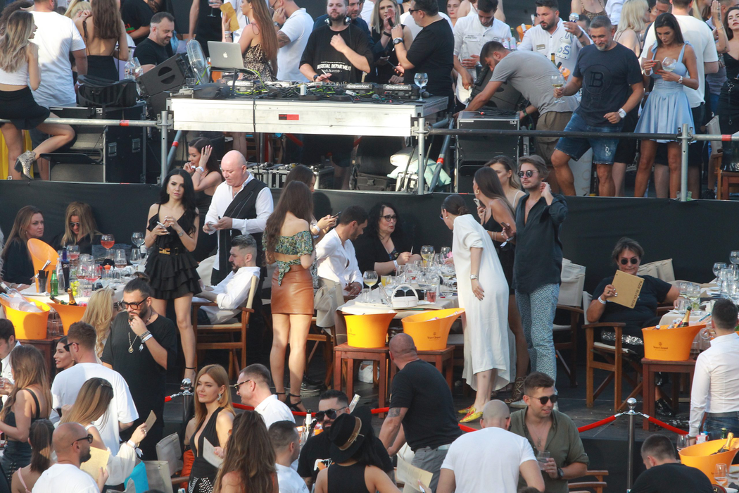 Viviana Sposub, George Burcea și ”soacra” lui s-au distrat, în club, la mare