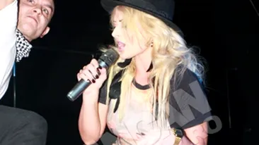 Show total cu Delia! A ingenuncheat si si-a aratat chilotii in club!