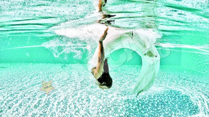 O baschetbalista din Timisoara a vrut sa aiba o amintire speciala de la nunta! S-a aruncat in piscina cu rochia de mireasa