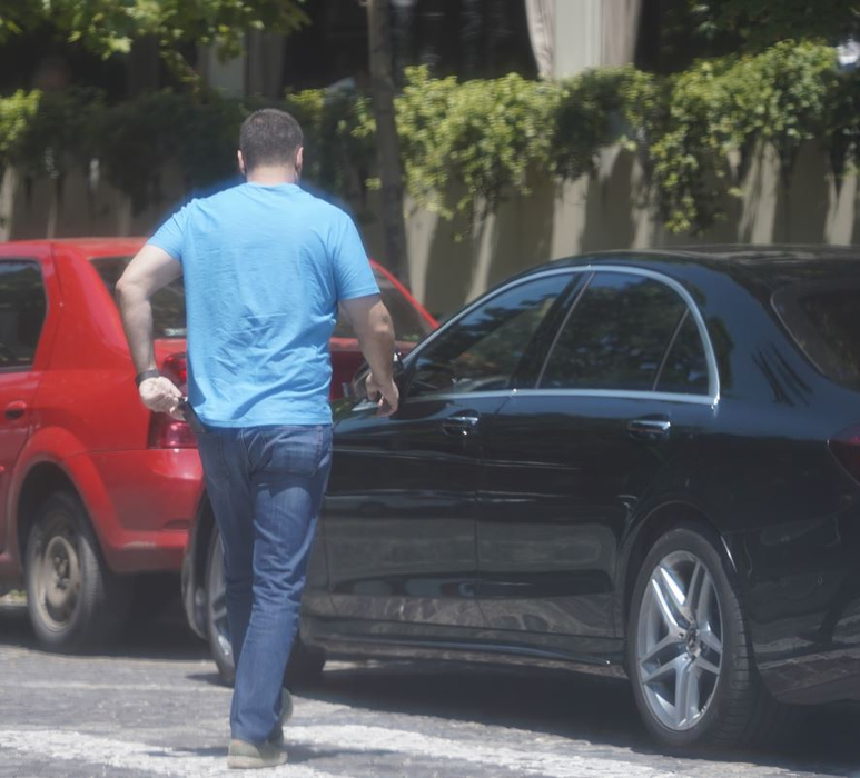 Toni Iuruc se îndreaptă spre mașină