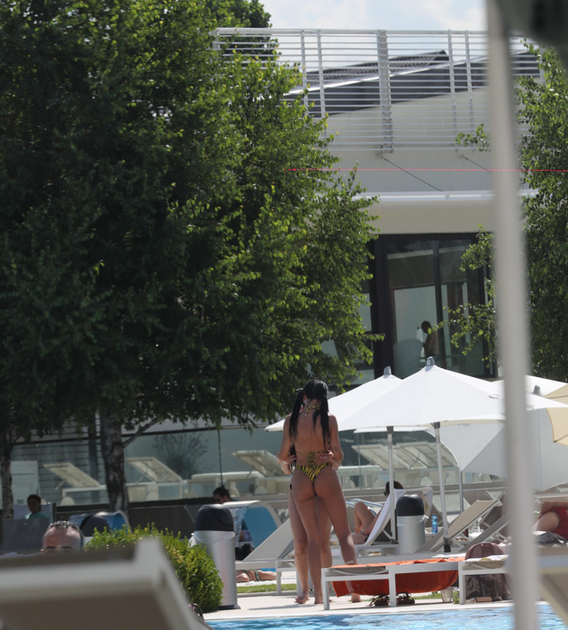Raluca, sexy în costum de baie