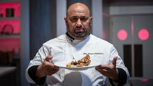 La ce foloseşte ”fundul” chef-ului Cătălin Scărlătescu. Ceilalţi bucătari toacă zarzavaturile pe el.. 
