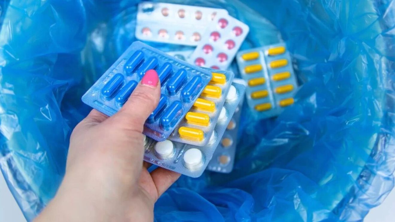 Amenzi URIAȘE pentru cei care aruncă medicamentele expirate la gunoi. Ce prevede noua lege