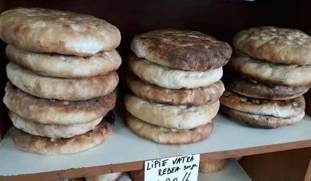 Lipiile tradiționale sunt coapte la vechiul cuptor al brutăriei CAP-ului