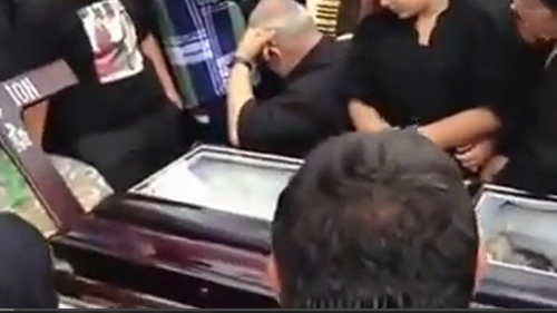 Dedicatii la cap de mort! Topul celor mai infioratoare filmari cu manelisti jelind cu rudele indoliate in jurul cosciugului!