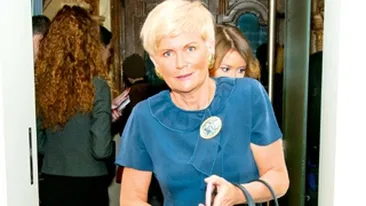 Continua seria dezastrelor vestimentare! Monica Tatoiu a vrut sa se imbrace ca o lady, dar a dat-o in bara! Vezi cum!