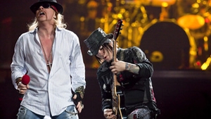 Rockerii de la Guns N' Roses au urcat pe scena cu o intarziere de aproape doua ore!