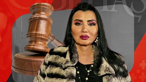 Protest în faţa Tribunalului! Adriana Bahmuţeanu vrea să îşi recupereze băieții şi s-a aliat cu fosta soţie a primului soţ în luptă! Nu se dă bătută!