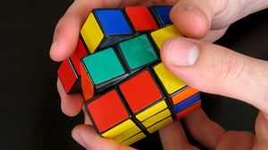 CUBUL RUBIK GOOGLE DOODLE. 40 de ani de la inventia CUBULUI RUBIK