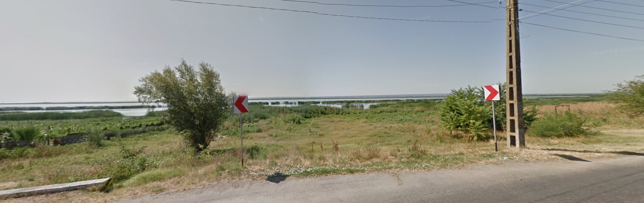 Luciul de apă se întinde cât vezi cu ochii
