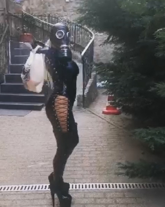 Sexy-concurenta de la “Românii au talent” a ieșit din casă mulată în latex negru, cu masca de gaze pe față
