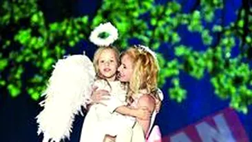 Adela Popescu, duet cu o fetita de 6 ani