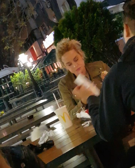 Tânăra actriță și-a potolit foamea cu un meniu complet de la fast-food