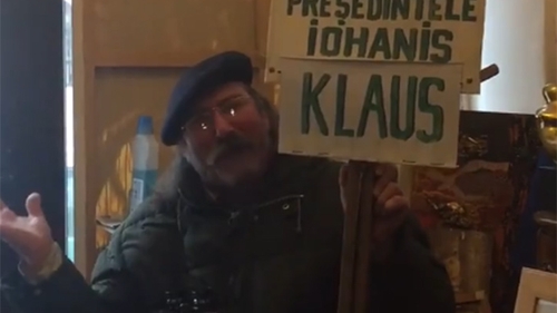 Viralul zilei! Ce pancartă a afişat un bărbat în vârstă legat de protestele din Piaţa Victoriei şi de la Cotroceni
