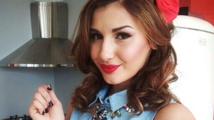 Alina Eremia s-a transformat intr-o diva sexy! A iesit in club si si-a lasat sutienul la vedere