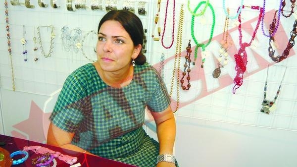 Dana Marijuana vinde bijuterii confectionate de ea