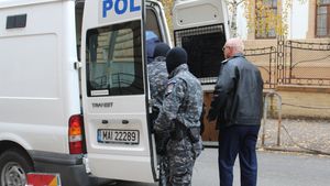 FOTO. Sătmăreanul care şi-ar fi ucis mama, tatăl şi bunica, arestat. Nu recunoaşte nimic, în ciuda probelor. Detalii exclusive din anchetă