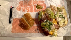 Ireal! Ce a găsit o femeie într-un sandwich Chicken Royale de la Burger King